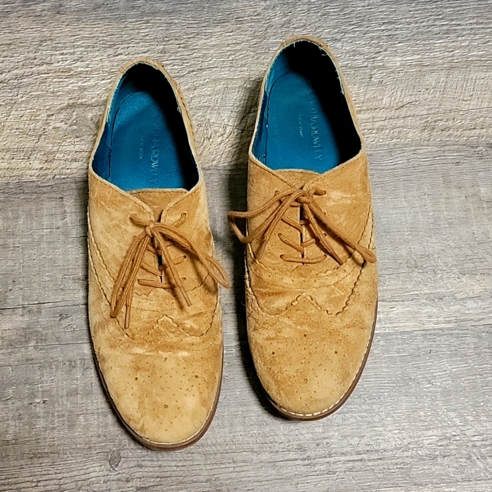 Women's size 9 saddle shoe wingtip